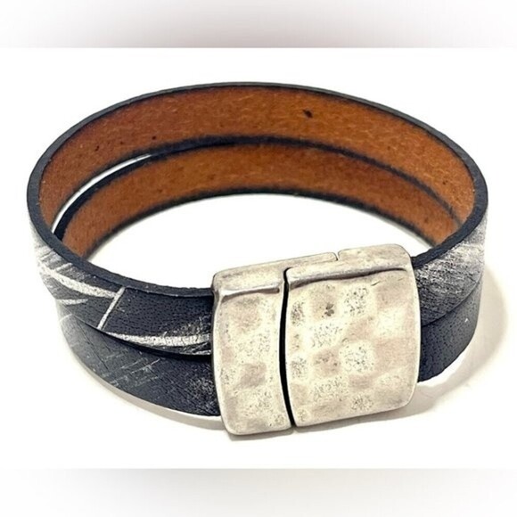 Double Leather Artisan Crafted Bracelet with Hammered Metal​​ - Picture 1 of 7